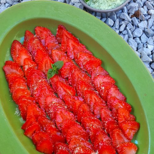 Carpaccio de Fraises avec un sucre au basilic (méthode traditionnelle & Thermomix)